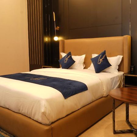 Aquila Grand Suites - Noida Sector 136 ภายนอก รูปภาพ