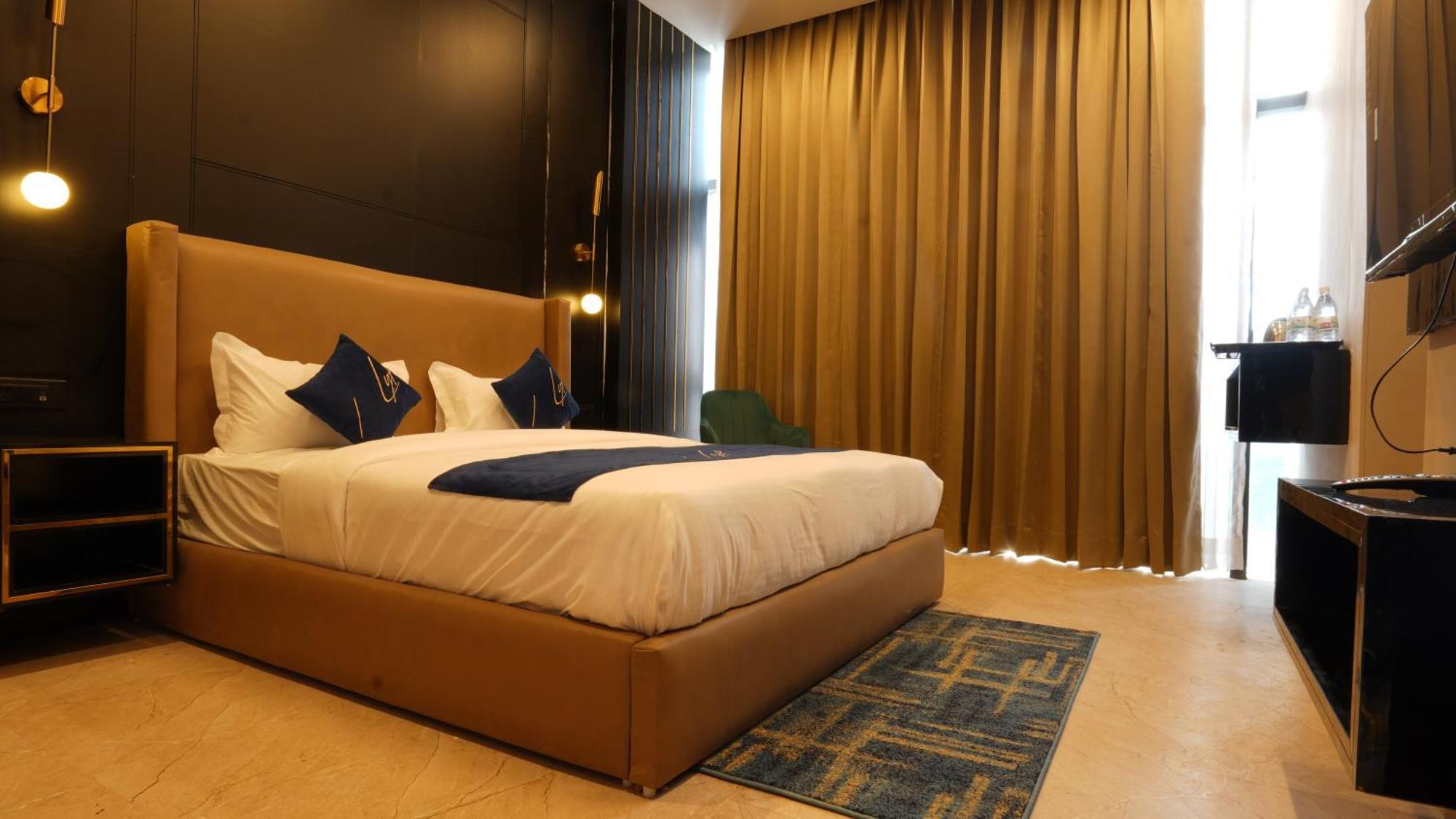 Aquila Grand Suites - Noida Sector 136 ภายนอก รูปภาพ