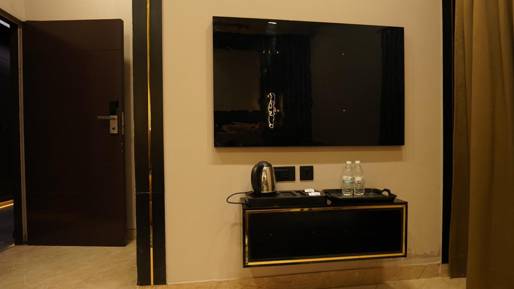 Aquila Grand Suites - Noida Sector 136 ภายนอก รูปภาพ