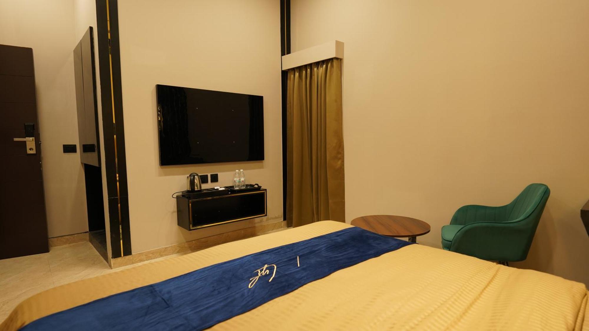 Aquila Grand Suites - Noida Sector 136 ภายนอก รูปภาพ